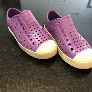 Purple Jefferson glitter Native shoes, size J1